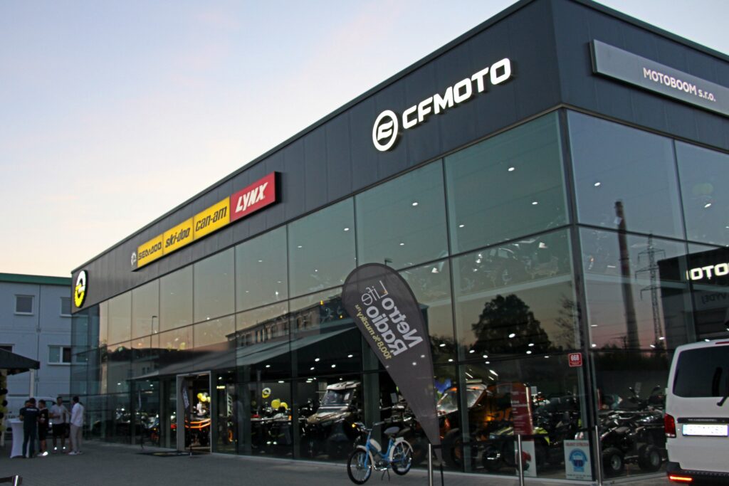 MOTOBOOM showroom CFMOTO a GOES v Českých Budějovicích.
